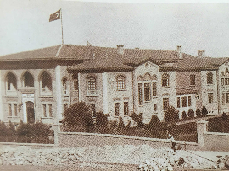 Büyük Millet Meclisi Önündeki Duvarın Yapılışı - 1925