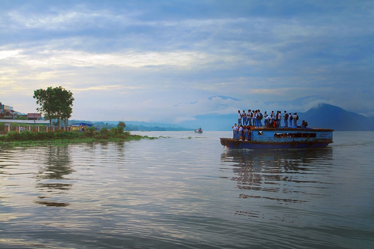 okula giden çocuklar tekne endonezya