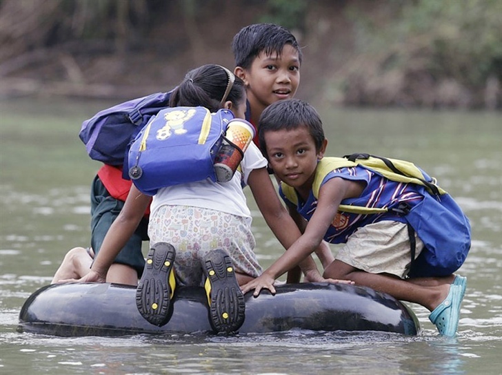 okula giden çocuklar nehir filipinler
