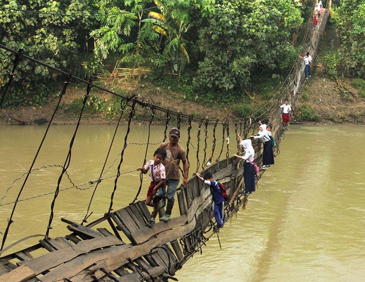 okula giden çocuklar köprü endonezya