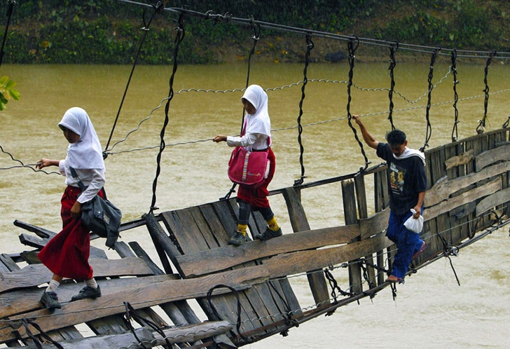 okula giden çocuklar köprü endonezya