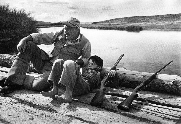 Robert Capa - Ernest Hemingway ve oğlu Gregory 1941