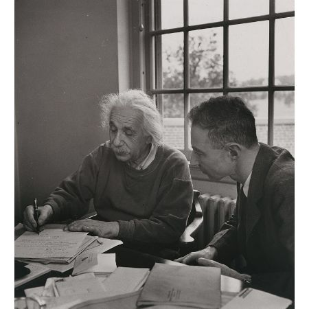 Albert Einstein ve Robert Oppenheimer