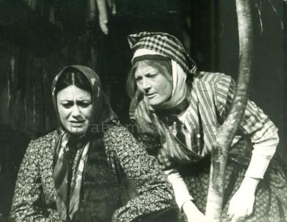 Pembe Kadın oyunu Sema Özcan ve Yıldız Kenter, 1965