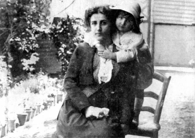 Füreya Koral ve annesi, 1913