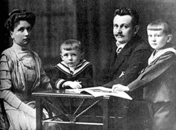 Annesi, babası ve kardeşiyle, 1910
