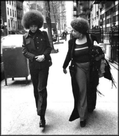 Eğitimci, yazar, aktivist Angela Davis ve Toni Morrison, 1974