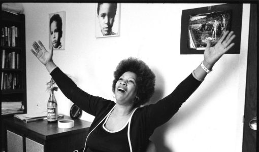 Kolları açılmış Toni Morrison (1)