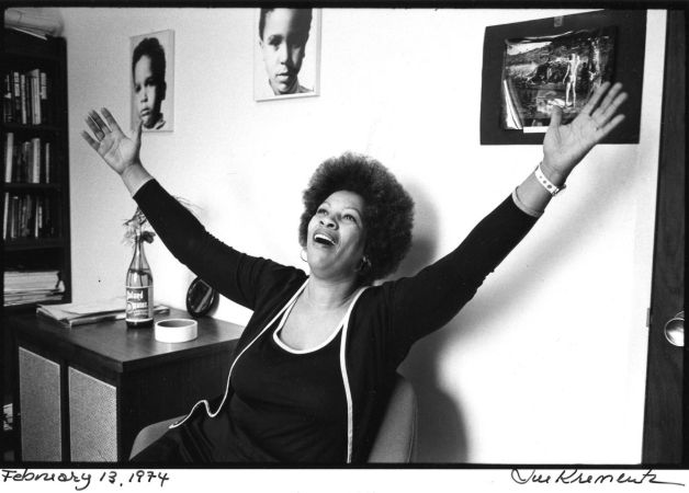 Kolları açılmış Toni Morrison