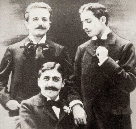 Marcel Proust (oturan), oyun yazarı, gazeteci Robert de Flers (solda), yazar Lucien Daudet