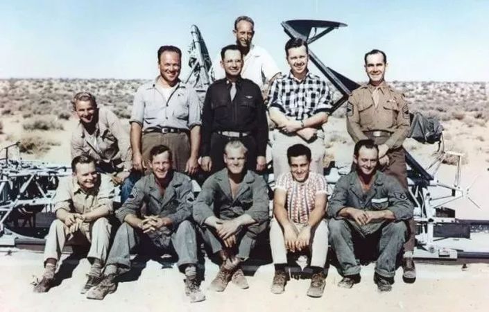 Edwards Hava Kuvvetleri Üssü, California (Murphy, arka sırada ayakta olanların en başında)