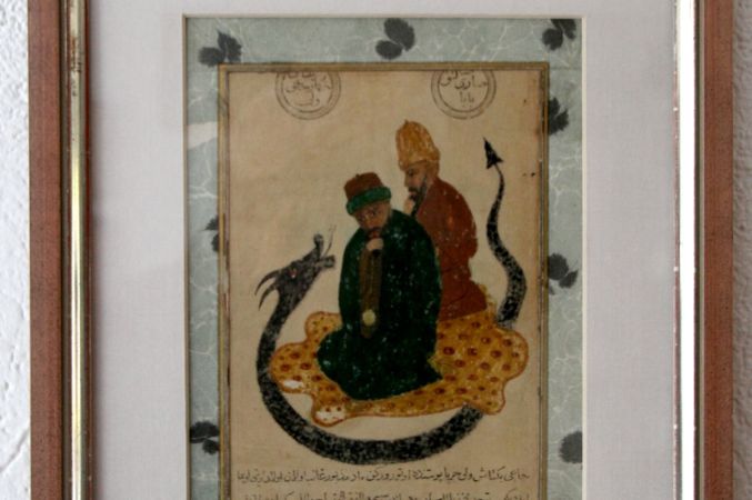 Resmin sağ üst köşesinde Osmanlıca, Sarı Saltuk Baba, sol tarafından ise Hünkar Hacı Bektaş Veli yazıyor, resmi yapan muhtemelen  hat sanatçısı Üsküdarlı Ahmed, 1651