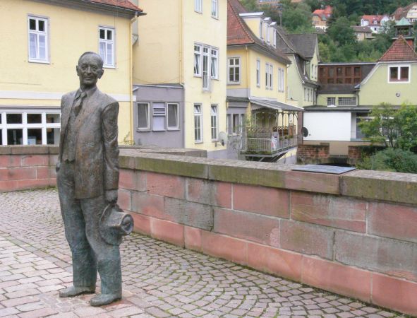 Kurt Tassotti'nin yaptğı Almanya Calw şehrinde Nikolausbrücke'de yer alan Herman Hesse Heykeli