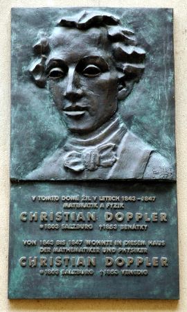 Doppler'in 1843'ten 1847'ye kadar yaşadığı Prag'daki evin üzerindeki levha