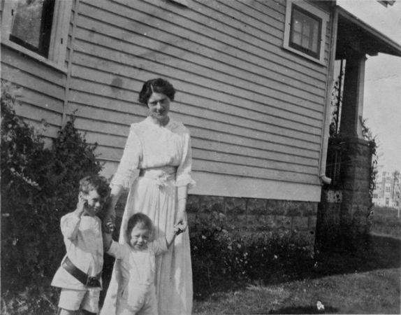 McLuhan, annesi ve kardeşiyle