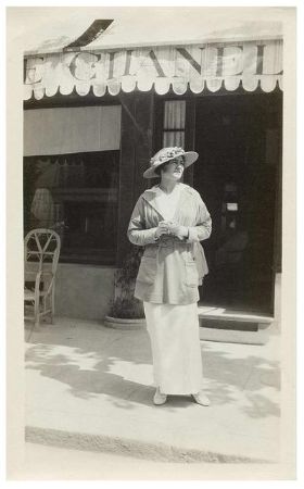 Chanel, ilk dükkanının önünde, 1910