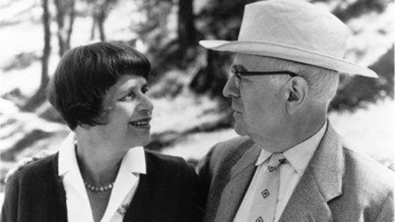 Adorno 1937 yılında, Frankfurt Okulu'ndan Alman kimyager Gretel Margarete Karplus ile evlenir.