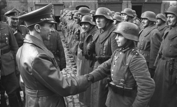 9 Mart 1945, Goebbels, Polonya'da Luban'ın savunmasında mücadele eden 16 yaşındaki Willi Hübner'ı Demir Haç ile ödüllendirmesi.