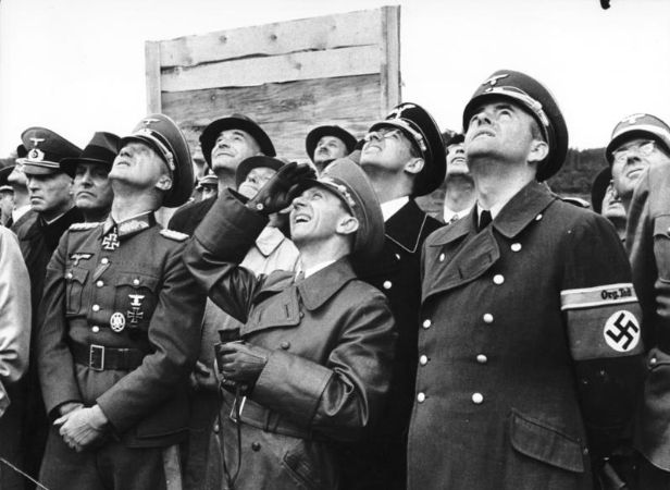 Goebbels (ortada) ve Silahlanma Bakanı Albert Speer roket testlerini gözlemliyor, Ağustos 1943