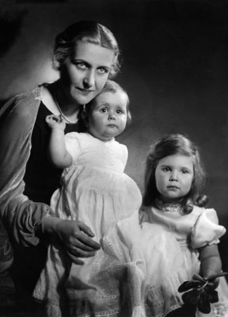 Magda, kızları Hilda ve Helga, 1935