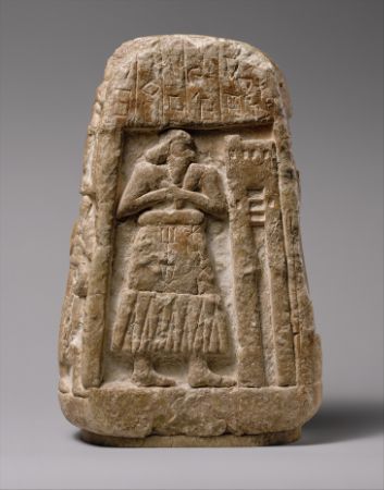 Ushumgal ve Shara-igizi-Abzu Steli, MÖ 2900–2700. (Bu stel, tanrı Shara'nın rahibi Ushumgal'ı ve kızını gösteriyor. .