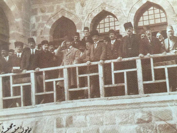 Mustafa Kemal ve Milletvekilleri II. İnönü Zaferi Kutlama Töreninde