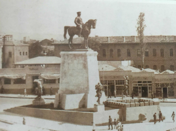 Ulus Meydanı ve Atatürk Anıtı - 1928