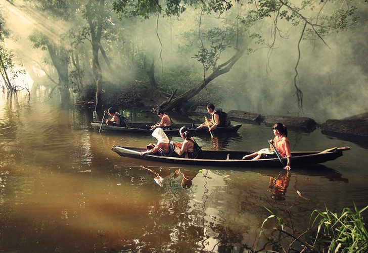 okula giden çocuklar kano nehir endonezya