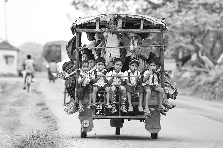 okula giden çocuklar servis hindistan