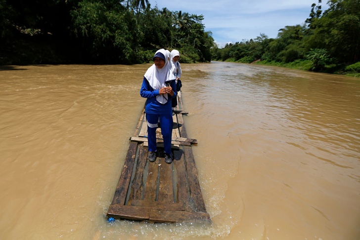okula giden çocuklar nehir endonezya