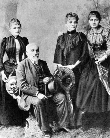 Marie Curie, babasi ve ablalariyla