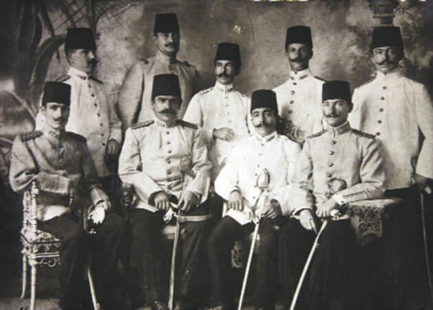 kurmay yuzbasi Mustafa Kemal arkadaslari ile 1906