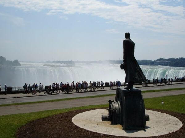 Niagara selalesi ve Tesla heykeli