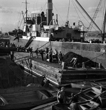 Ara Guler, Unkapani Koprusu'nde Gemiden Komur Tasiyanlar, 1956