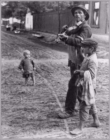 Andre Kertesz, Wandering Violinist, Macaristan, 1921