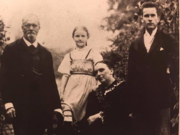 Carl Gustav Jung, babasi, annesi ve kardesi ile