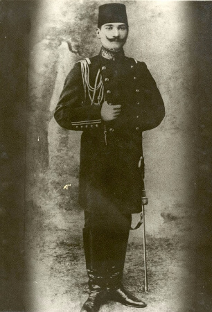 Harp Akademisinden mezun olan Kurmay Yuzbasi Ataturk, 11 Ocak 1905