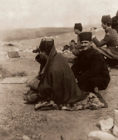 Zafer Tepeden Duatepede cereyan eden muharebeleri takip ederken, Polatli, Ankara, 9 Eylul 1921
