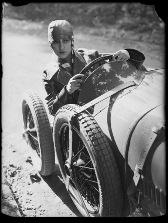 Andre Kertesz, Young woman driving a sports car, 1928