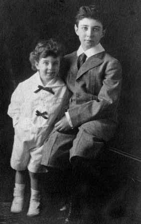 Robert Oppenheimer ve kardesi Frank, 1915