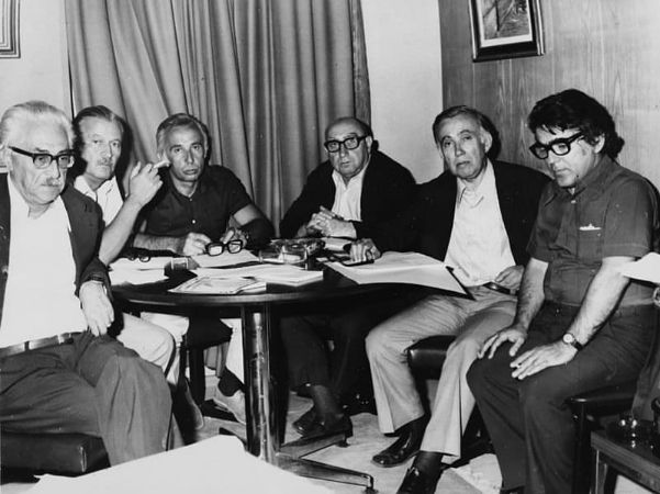 Ahmet Muhip Dıranas, Oktay Rifat, Necati Cumalı, Fazıl Hüsnü Dağlarca, Behçet Necatigil ve Ümit Yaşar Oğuzcan, Türkiye İş Bankası Altın Kumbara Çocuk Şiirleri jüri toplantısıdalar, 1974
