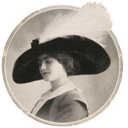 Chanel kendi şapkalarından biriyle, 1910