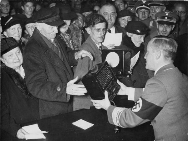 1938'de Goebbels'in doğum gününde Berlin'de ücretsiz radyolar dağıtıldı.