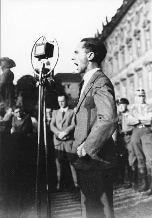 Goebbels 1932 yılında bir siyasi mitingde konuşuyor.