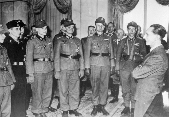 Goebbels askerlerle, 1944