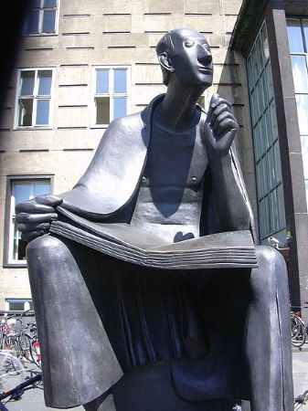 Köln Üniversitesi önünde Gerhard Marcks tarafından yapılan Albertus Magnus Anıtı