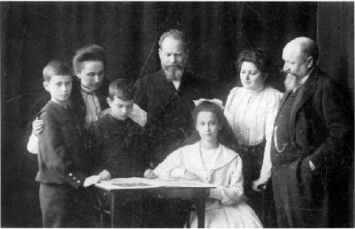 oğlu Gerhart, 1887'de evlendiği eşi Malvine, küçük oğlu Wolfgang, Edmund Husserly, kızı Elisabeth ve sağda Husserl'in kardeşi Heinrich ve eşi Klothilde, 1905