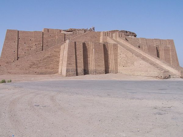 Irak Nasıriye'de bulunan III Ur Hanedanlığından kalan Ur Zigguratı (bir çeşit tapınak)